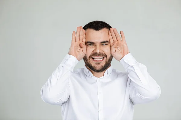 Retrato de homem barbudo engraçado brincando — Fotografia de Stock