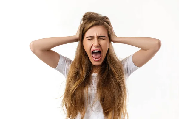 Ritratto di giovane donna arrabbiata urlando — Foto Stock