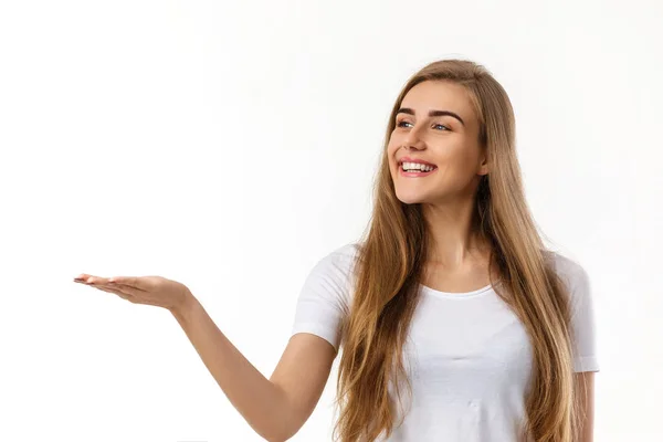 Glimlachende jonge vrouw tonen copyspace wijzend — Stockfoto