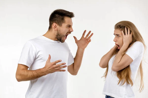 Irritado homem gritando com a namorada — Fotografia de Stock