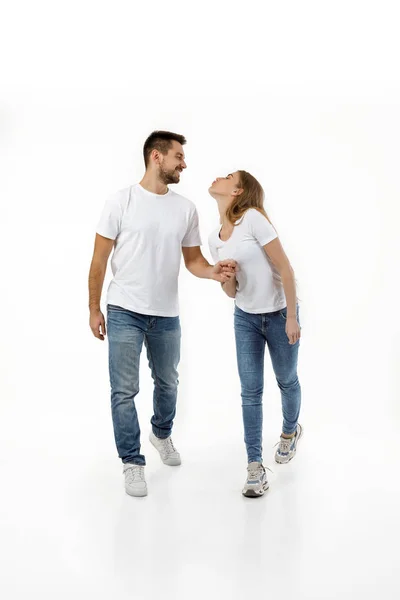 Pareja en traje casual caminando hacia adelante — Foto de Stock