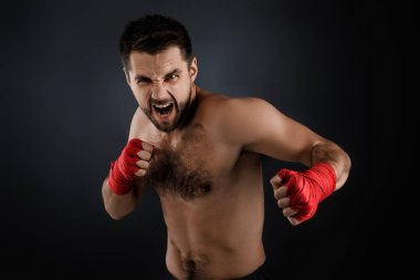 Boksör sert ve güçlü bir yumruk atıyor..