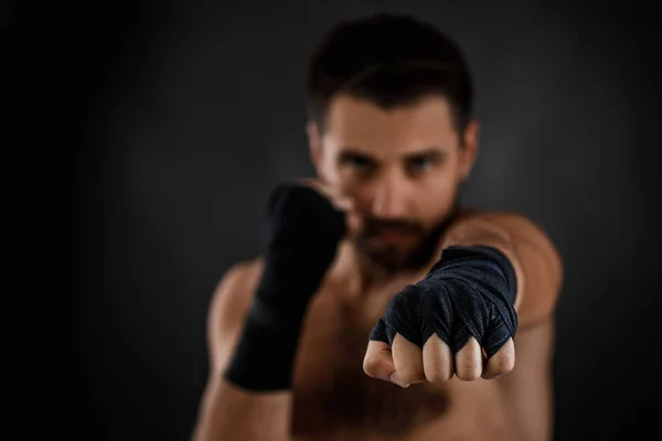 Boxeador hombre muestra los diferentes movimientos sobre fondo negro — Foto de Stock