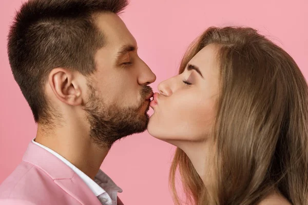 Par kär i rosa bakgrund. — Stockfoto