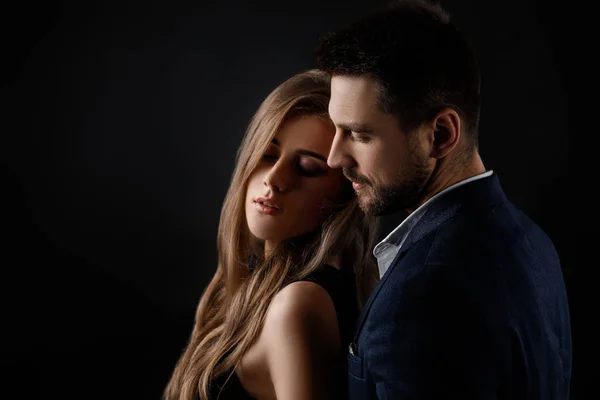 Siyah arka planda zarif bir çift..