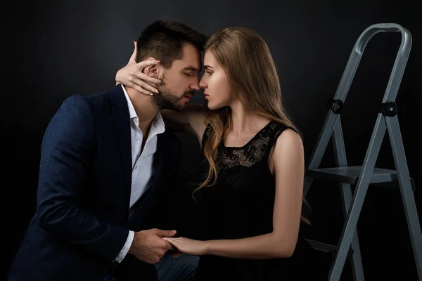 Elegante pareja sobre fondo negro . — Foto de Stock