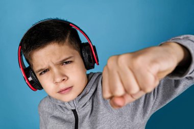 Çocuk kulaklıkla müzik dinlemeyi seviyor.