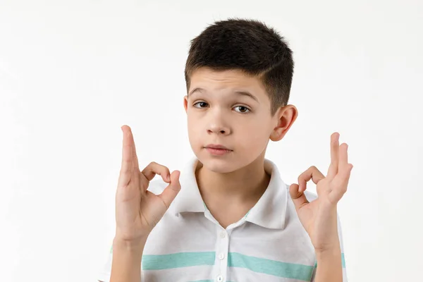 Söt liten pojke i t-shirt gör OK gest — Stockfoto