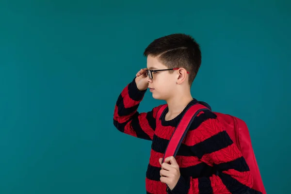 Schooljongen draagt bril met rode rugzak — Stockfoto