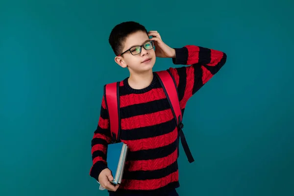 Kleine vrolijke schooljongen met boek — Stockfoto