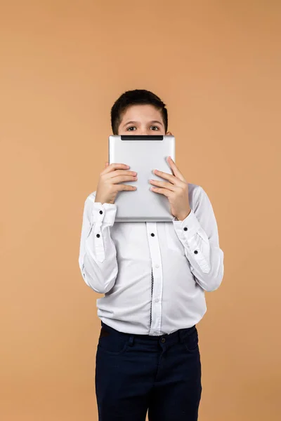 Emocional estudante segurando tablet digital — Fotografia de Stock