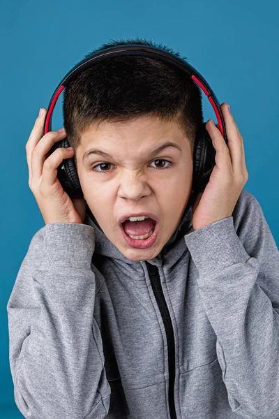 Dziecko chłopiec lubi słuchać muzyki w słuchawkach — Zdjęcie stockowe