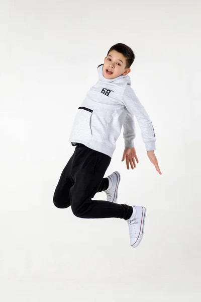 Mały chłopiec skacze — Zdjęcie stockowe