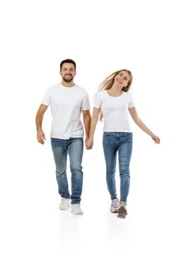 Sıradan kıyafetli bir çift ileri yürüyor.