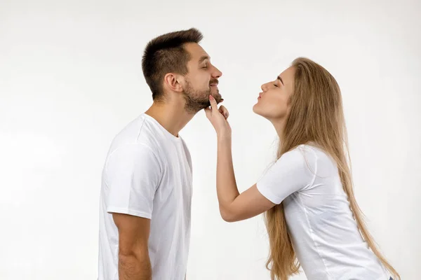 Pareja enamorada sobre fondo blanco . — Foto de Stock