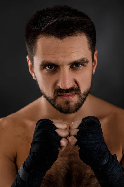 Hombre musculoso de boxeo listo para luchar . — Foto de Stock