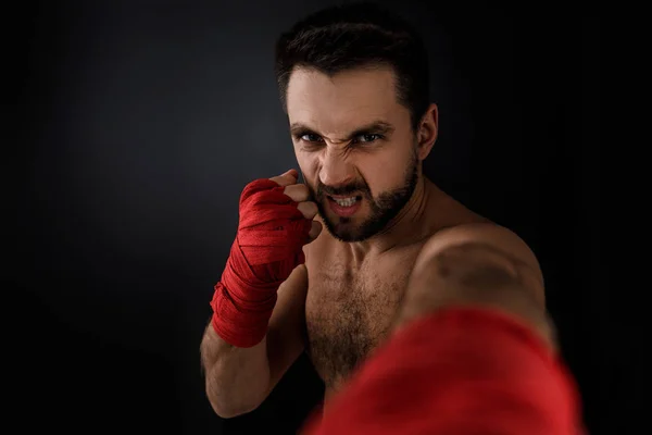 Boxeador lanzando un golpe feroz y poderoso . — Foto de Stock