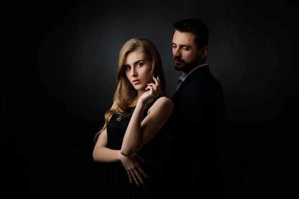 Elegant par på svart bakgrund. — Stockfoto