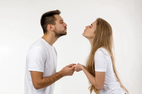 Paar verliefd op witte achtergrond. — Stockfoto