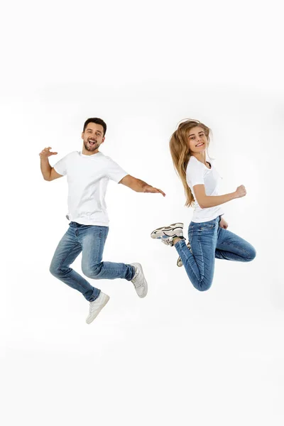 Portret pary w stroju casual jumping — Zdjęcie stockowe