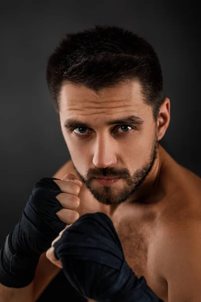 Svalnatý boxerský muž připraven bojovat. — Stock fotografie