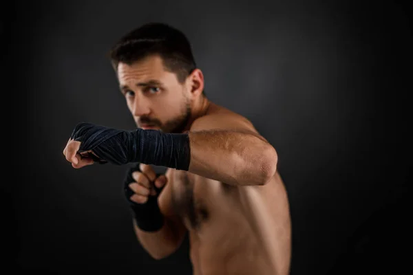 Boxermann zeigt die verschiedenen Bewegungen auf schwarzem Hintergrund — Stockfoto