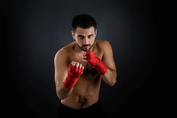 Boxeador hombre muestra los diferentes movimientos sobre fondo negro — Foto de Stock
