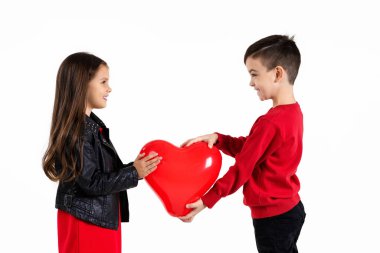 Mutlu çocuklar kırmızı kalp balonuyla