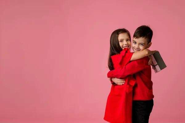 Niño niña y niño con caja de regalo abrazos — Foto de Stock