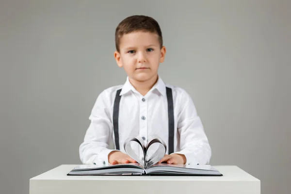 Hartvorm papieren boek en schattig kind jongen — Stockfoto
