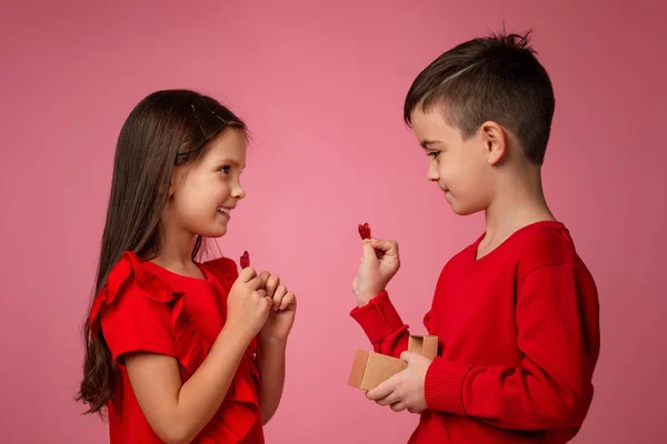 Joyeux petit couple fille et garçon avec des cœurs rouges — Photo
