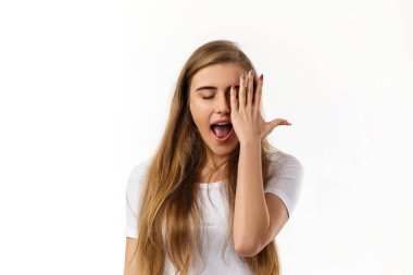 Şok olmuş bir kadın, ağzı açık, el hareketi yapıyor.