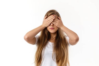 Genç ve güzel bir kadının portresi gözlerini kapatıyor.