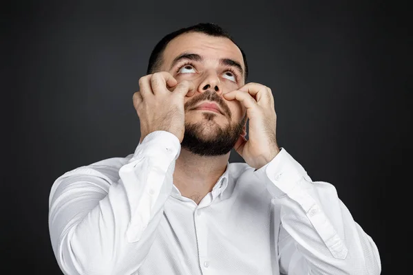 Hombre barbudo mantiene la mano en la cabeza — Foto de Stock