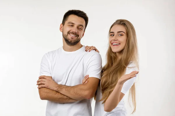 Hermosa feliz pareja mirando a la cámara — Foto de Stock