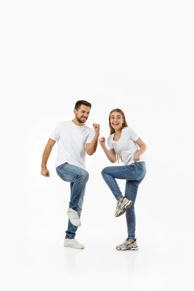 Pareja feliz en traje casual bailando — Foto de Stock