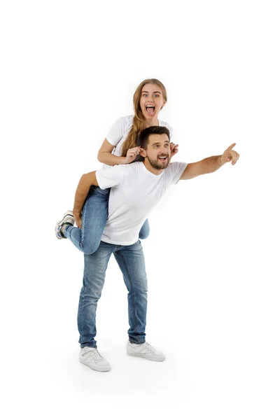 Namorado dando piggyback para namorada no fundo branco — Fotografia de Stock