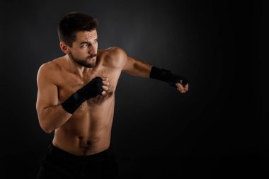 Boksör sert ve güçlü bir yumruk atıyor..