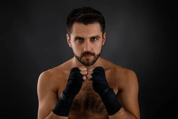 Hombre musculoso de boxeo listo para luchar . — Foto de Stock