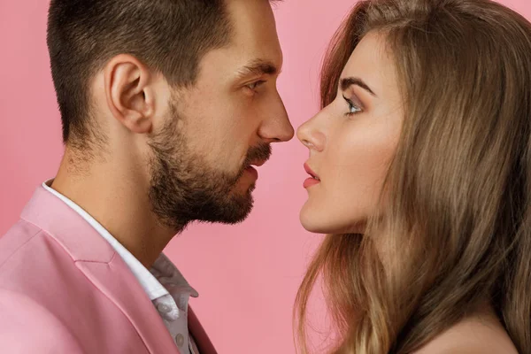 Pareja enamorada sobre fondo rosa . — Foto de Stock