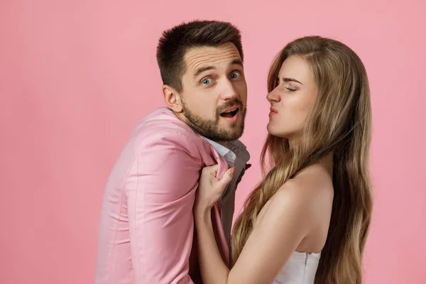 Angry woman shouting at her boyfriend — Stockfoto