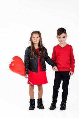 Mutlu çocuklar kırmızı kalp balonuyla
