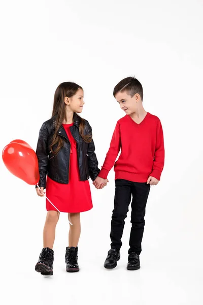 Niños felices con globo de corazón rojo — Foto de Stock