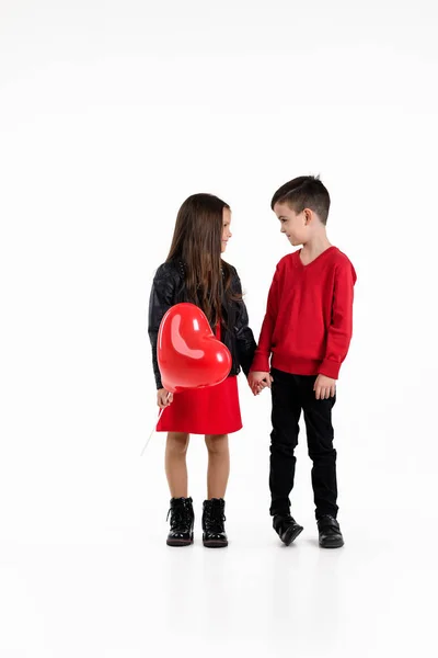 Niños felices con globo de corazón rojo — Foto de Stock