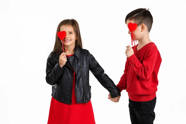 Joyeux petit couple fille et garçon avec deux cœurs rouges — Photo