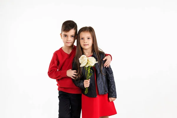 Par flicka och pojke med vita rosor — Stockfoto