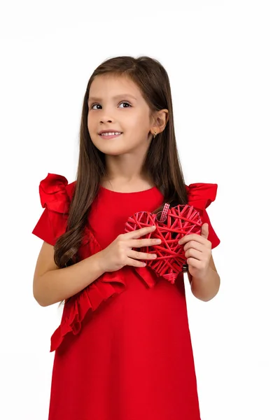 День валентинки. усміхнена дівчинка з червоним серцем — стокове фото