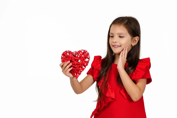 Alla hjärtans dag. leende barn flicka med rött hjärta — Stockfoto