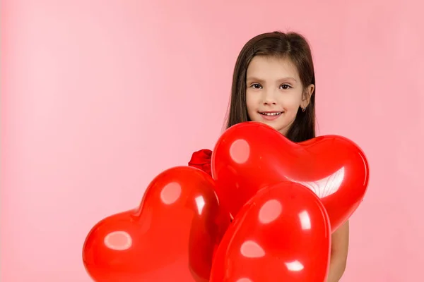 Flicka med rött hjärta formad ballong — Stockfoto