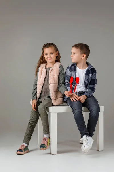 Pareja niña y niño en ropa de moda — Foto de Stock